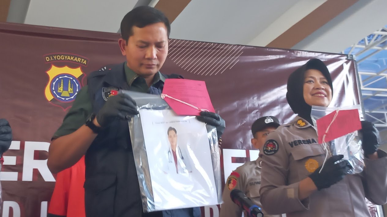 Ditreskrimsus Polda Yogyakarta menunjukkan barang bukti penipuan oleh dokter. (Kristidya)