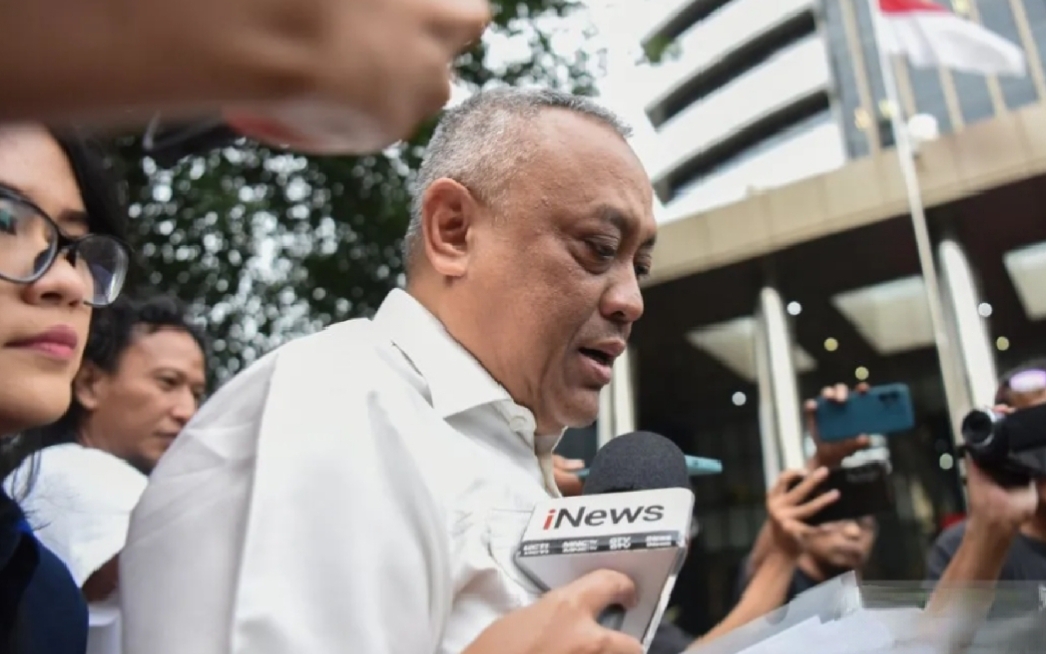 Mantan Bendum Amphuri Muhammad Tauhid menjawab wartawan di depan gedung KPK Kuningan, Jakarta. Kamis (25/9/2025). (KM)