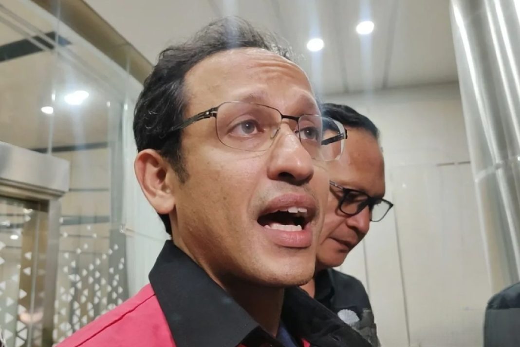Mantan Menteri Pendidikan, Kebudayaan, Riset, dan Teknologi Nadiem Anwar Makarim menjawab pertanyaan wartawan usai diperiksa 10 jam di Kejagung, Selasa (14/10/2025). (Antara Foto)