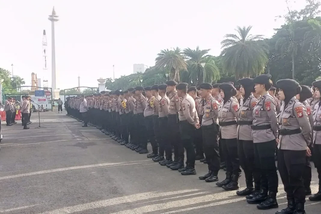 Sejumlah anggota kepolisian mengikuti apel pengamanan unjuk rasa di Jakarta, Senin (17/11/2025). (Humas Polres Metro Jakpus)