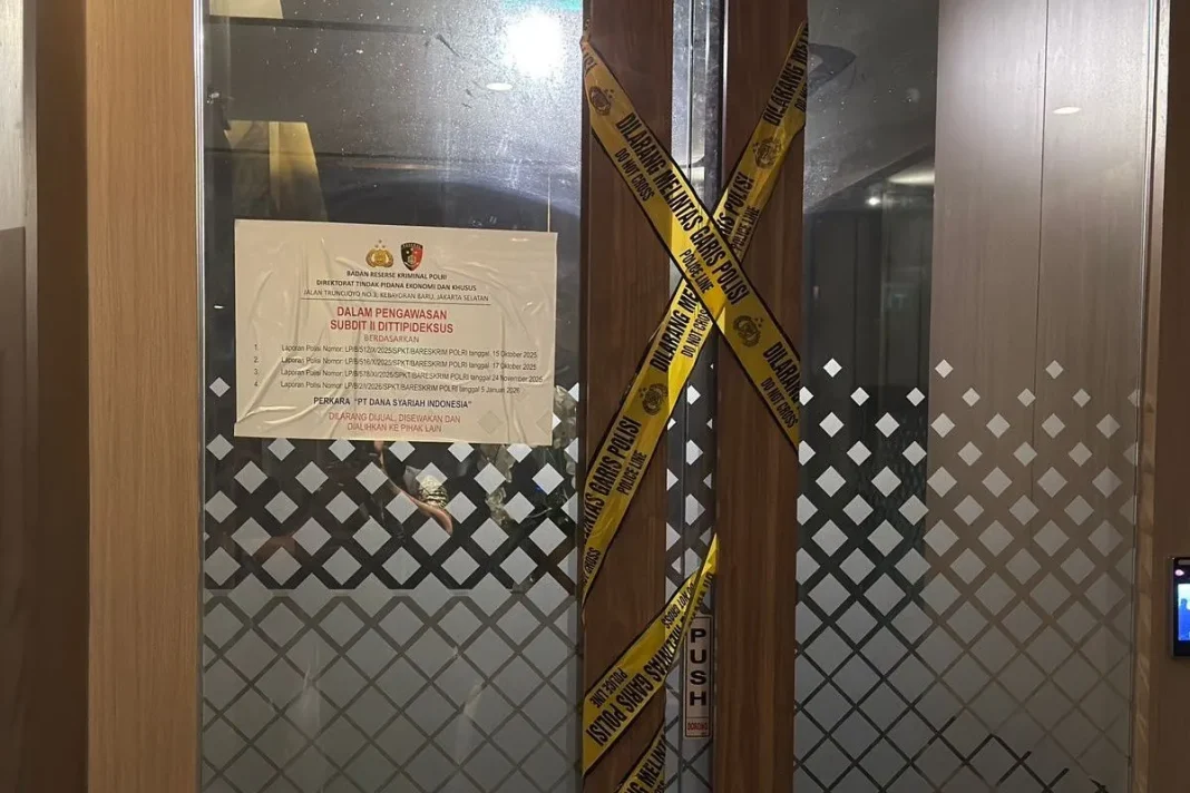 Direktorat Tindak Pidana Ekonomi Khusus (Dittipideksus) Bareskrim Polri menyegel kantor PT Dana Syariah Indonesia (DSI) di Jakarta Selatan. (
