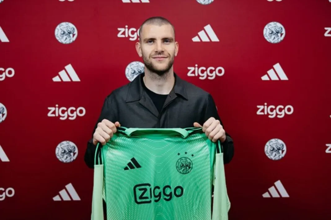 Kiper timnas Indonesia, Maarten Paes, bersiap menjalani debutnya bersama Ajax Amsterdam pada pekan ke-24 Eredivisie, Minggu (22/2/2026). (Ajax.nl)