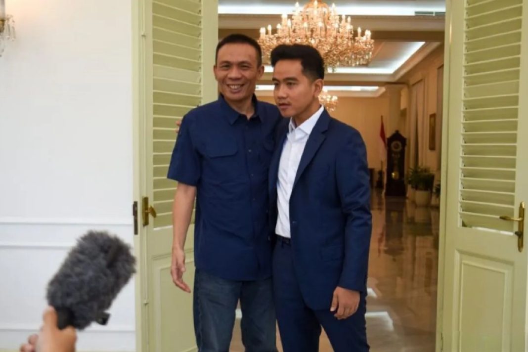 Gibran dan Rismon keluar bersama dan menyapa para jurnalis yang menunggu di halaman.