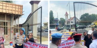 Aksi di Polda Sumut, Massa Desak Penyerahan Tersangka Persadaan Putra Sembiring
